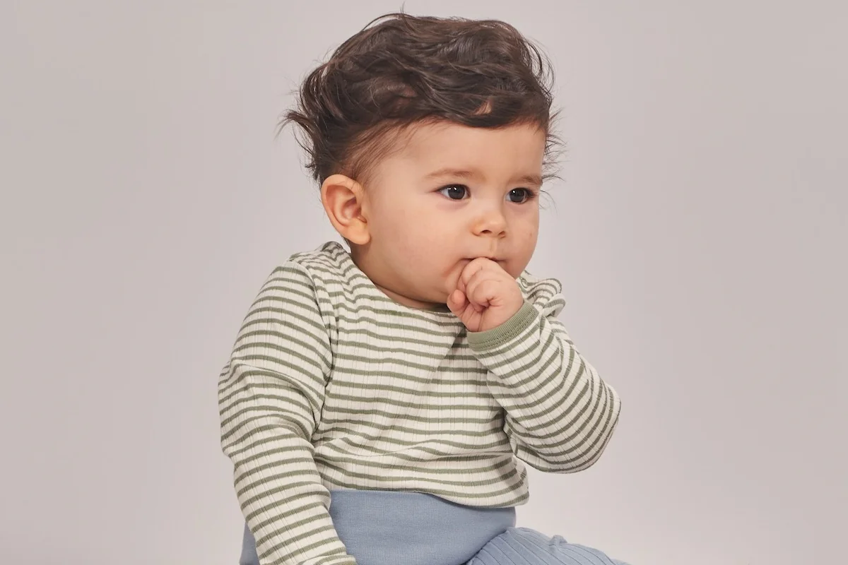 Babykleidung an Kleiderb&uuml;geln aufgeh&auml;ngt