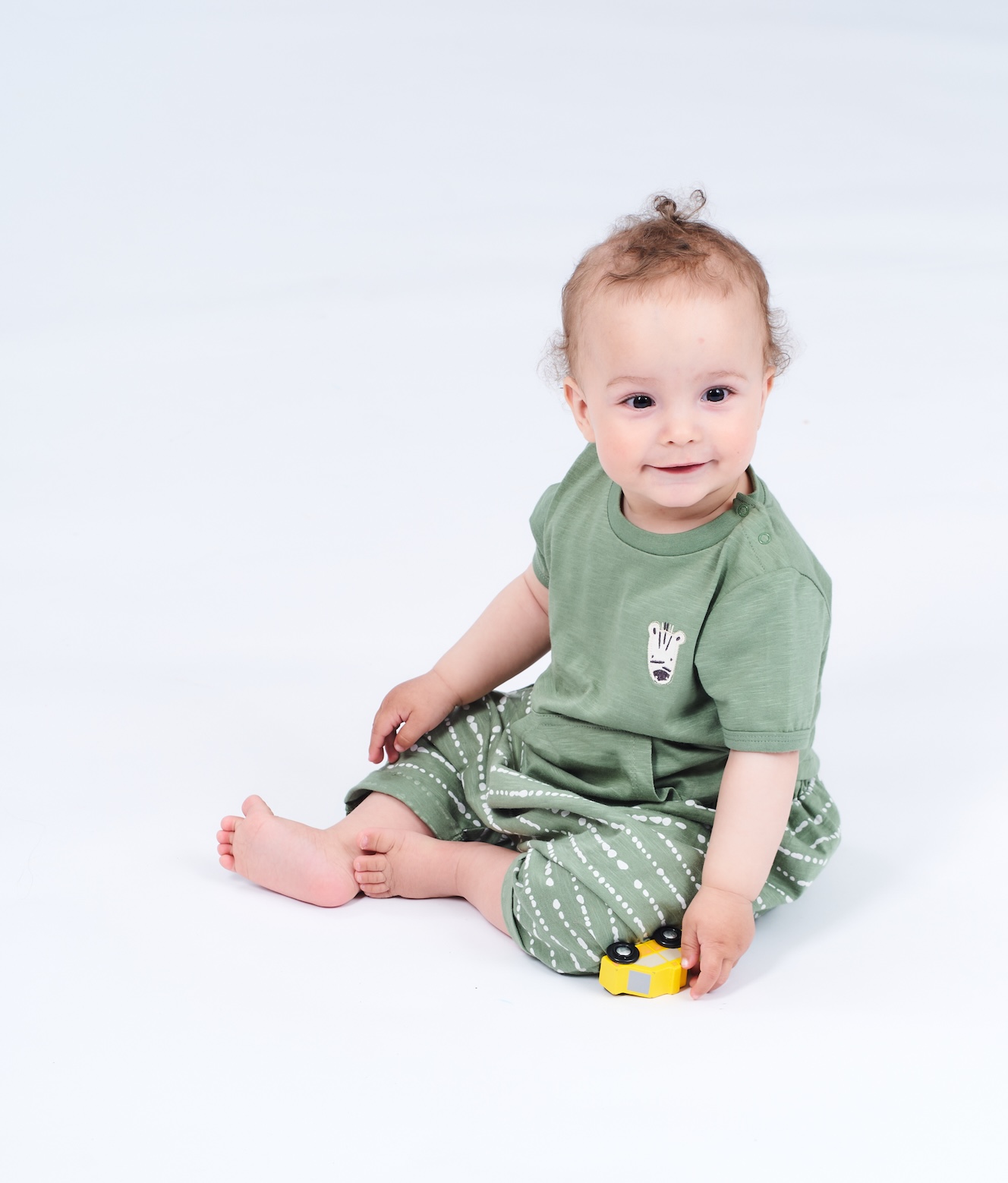 Baby mit Spielzeugauto