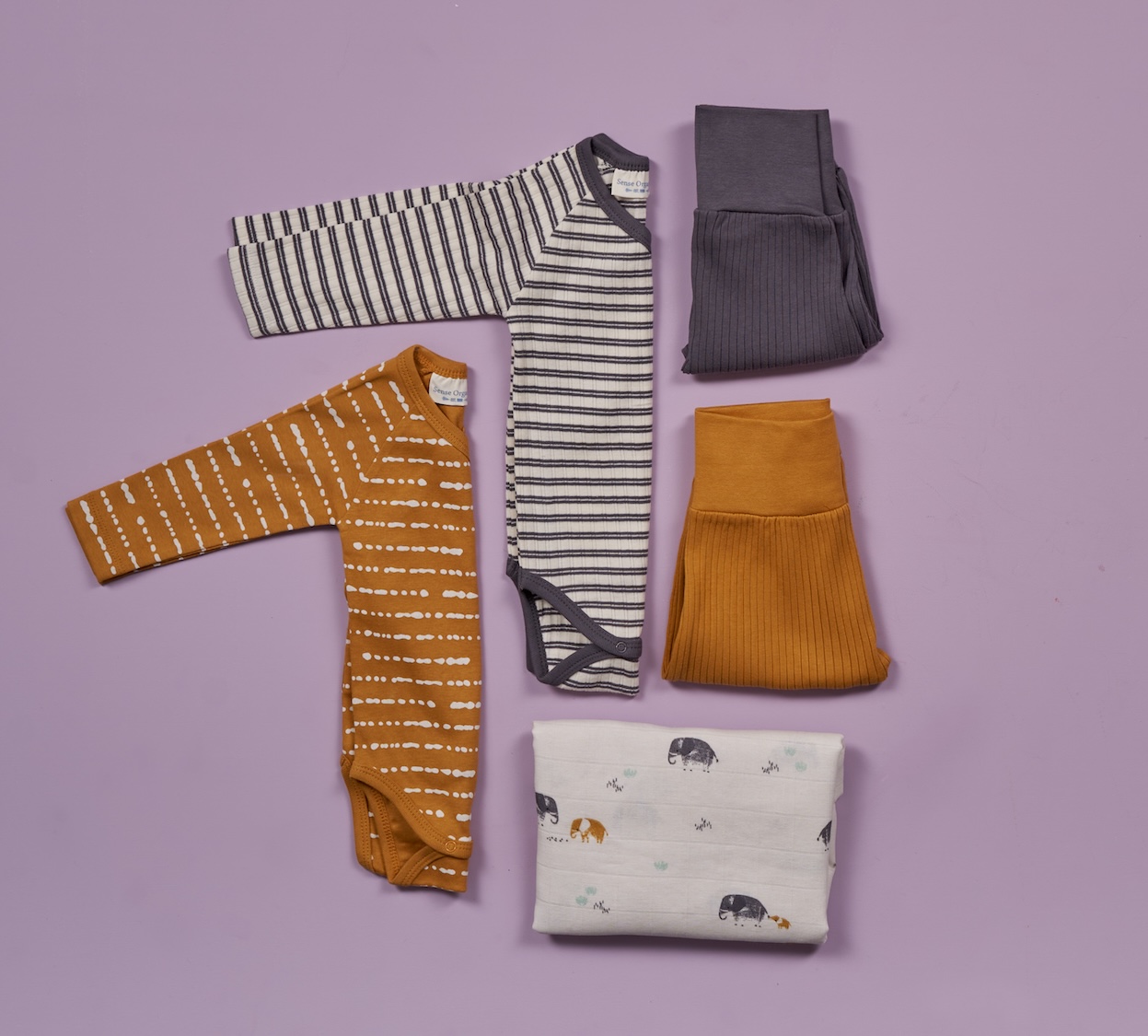 Babykleidung an Kleiderbügeln aufgehängt