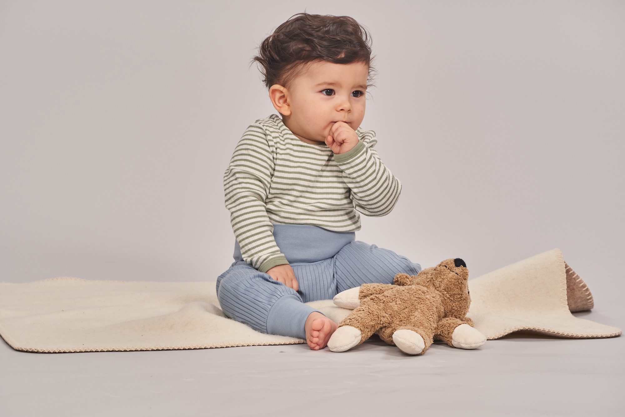 Babykleidung an Kleiderbügeln aufgehängt