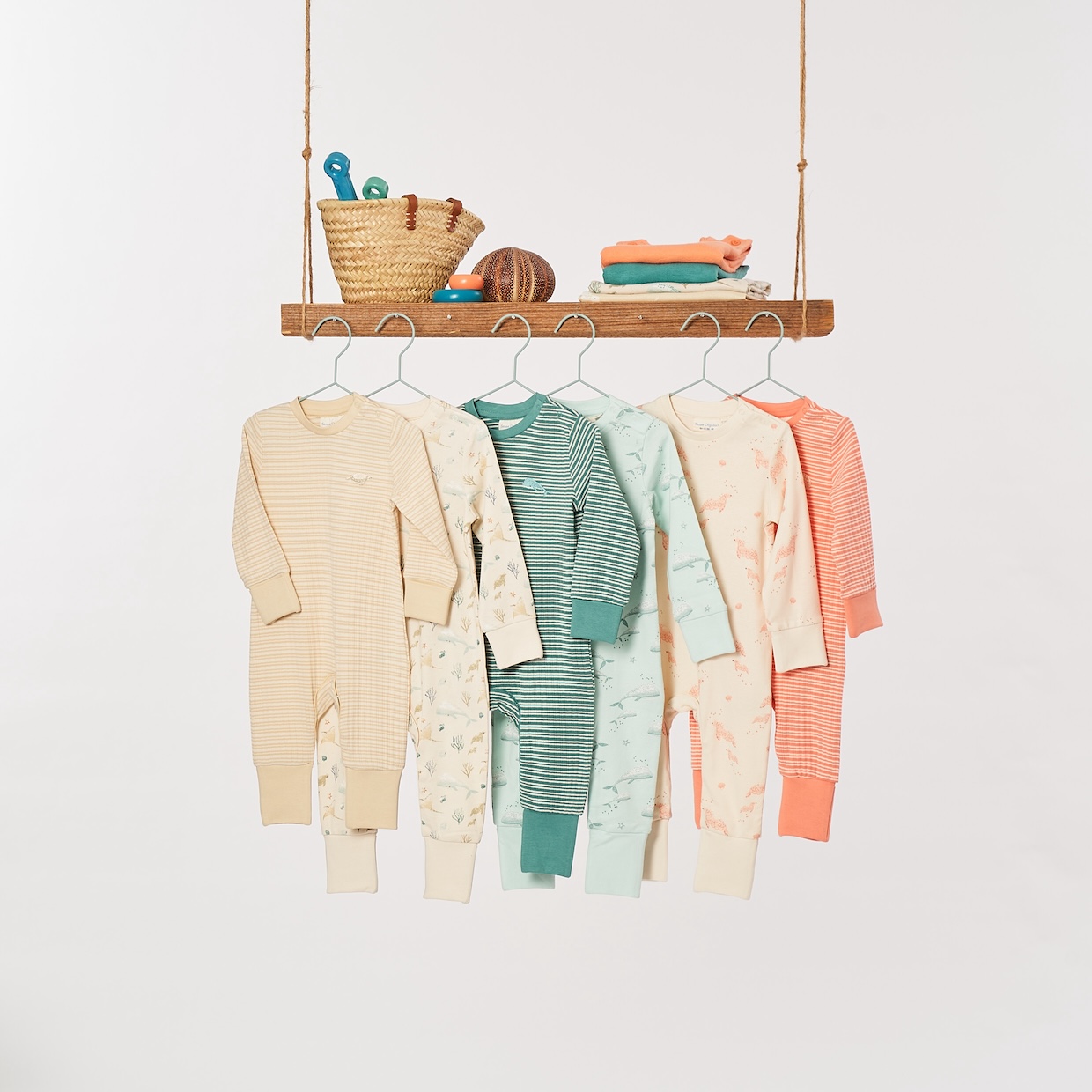 Baby Strampler aufgehängt