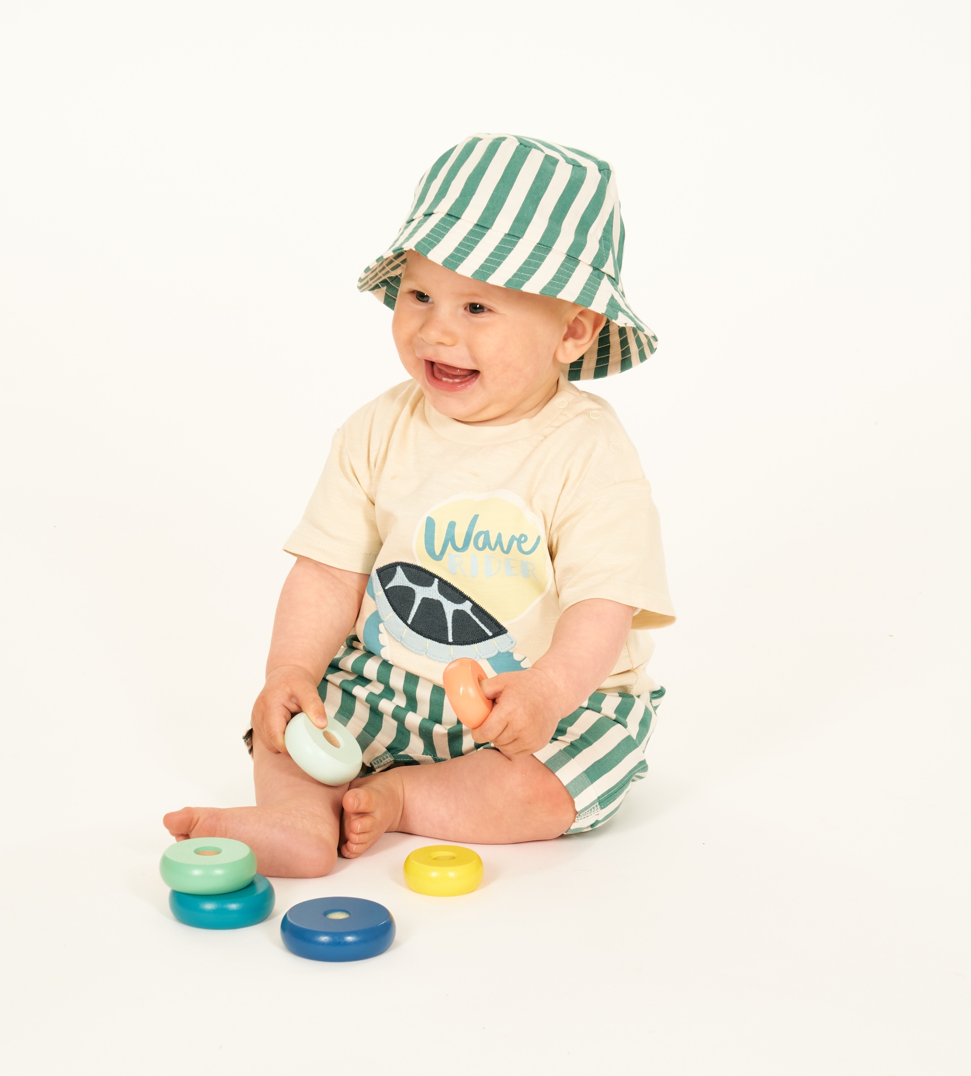 Baby mit Sonnehut und Spielzeugringen