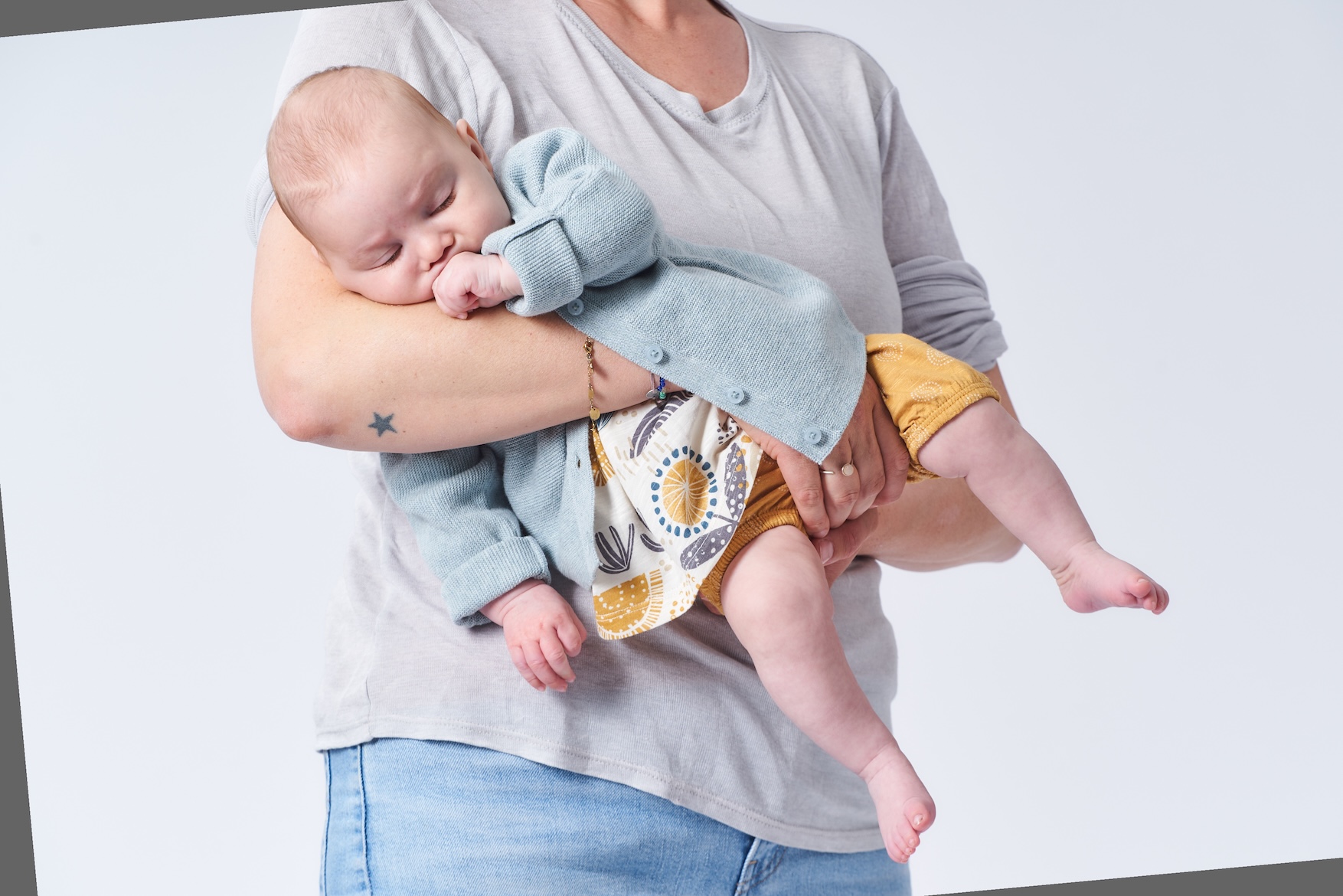 Frau hält Baby im Arm