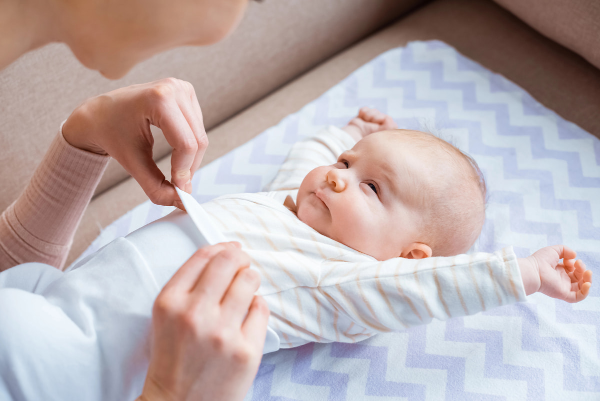 Frau h&auml;lt Baby im Arm